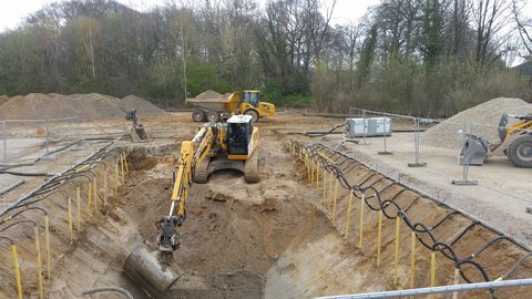 Baugrube für die Produktionshalle mit Bürogebäude