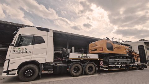 Volvo FH500 Lkw mit Bagger auf Tieflader