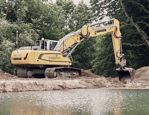 Liebherr R926 Bagger im Einsatz am See im Tief- und Straßenbau Liebherr R926 Bagger bei Arbeiten am See