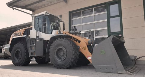 Liebherr L550 Radlader für Erdbewegungen auf Baustelle