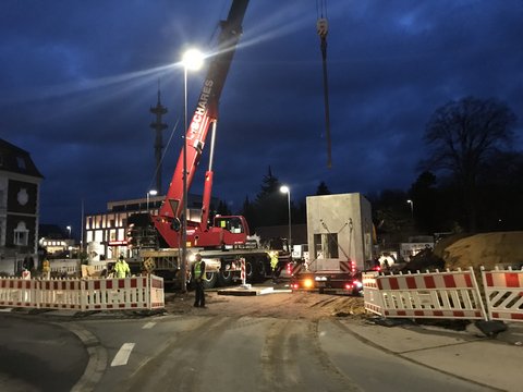 Nächtliche Bauarbeiten mit Kran in Stadt Borken