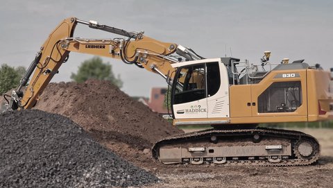 Liebherr R 930 Raupenbagger auf einer Baustelle