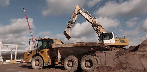 Hydrema Dumper 922F wird im Tief- und Straßenbau gerade beladen Hydrema Dumper 922F wird auf der Baustelle gerade beladen